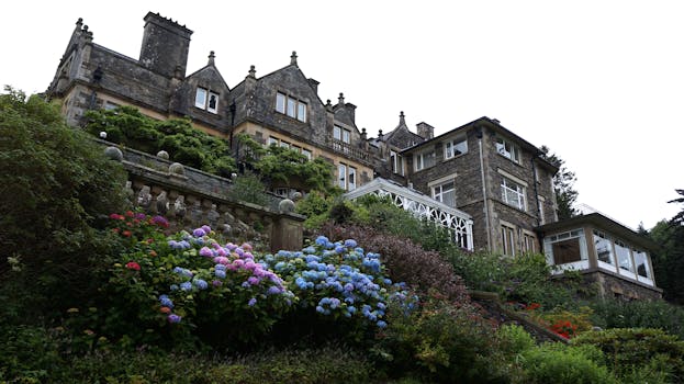 这座庄严的豪宅被充满活力的鲜花和郁郁葱葱的绿植环绕，是田园诗般的庄园形象的理想选择