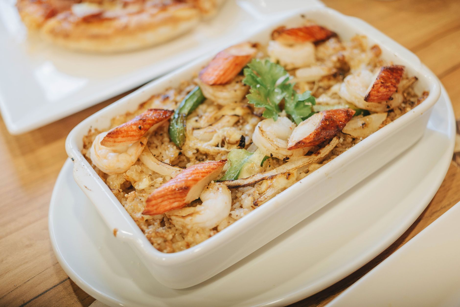 Riz épicé servi avec des condiments et viande grillée