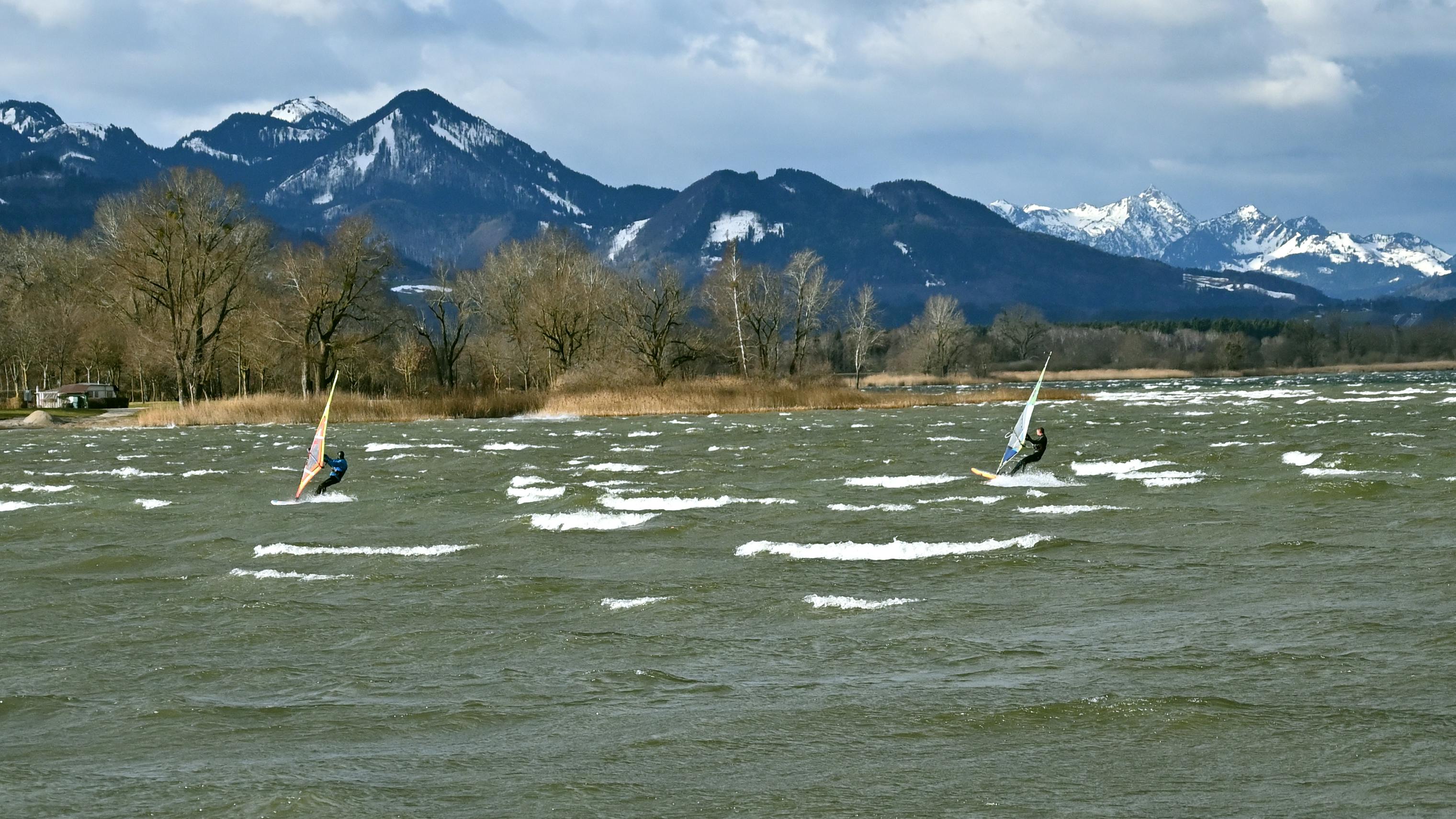 windsurfers at Lake Garda with mountains in the background - remote windsurf instructor positions