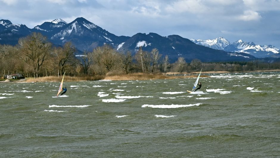 windsurfers at Lake Garda with mountains in the background - remote windsurf instructor positions windsurfers at Lake Garda with mountains in the background - remote windsurf instructor positions