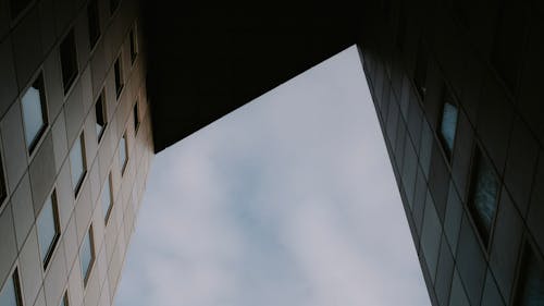 Free City Building Under the Gray Sky Stock Photo