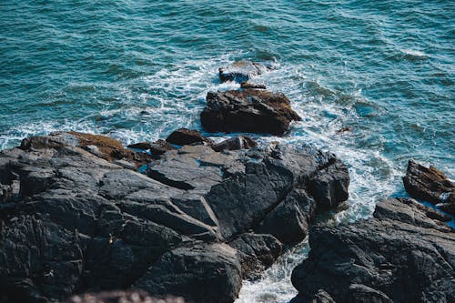 Kostenloses Stock Foto zu absturz, felsen, meer