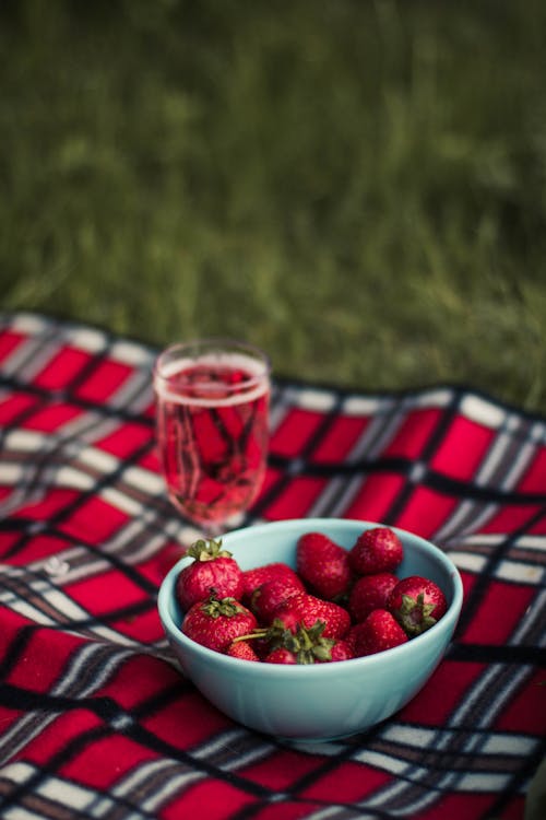 免費 草莓在粉紅色的白色和棕色格子紡織白色陶瓷圓碗上 圖庫相片