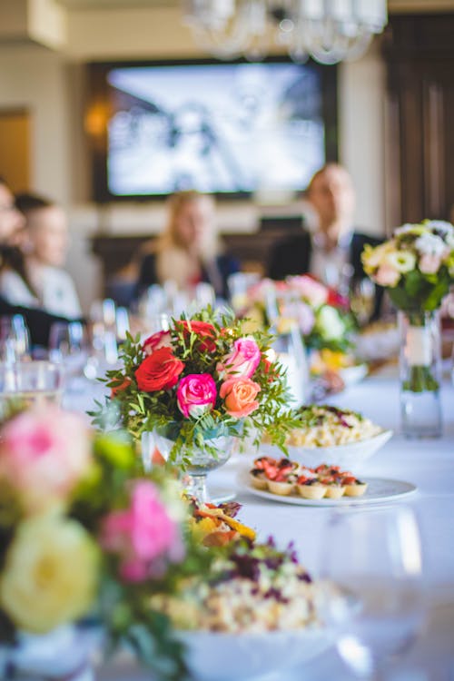 Fotografia Com Foco Seletivo De Flores Na Mesa