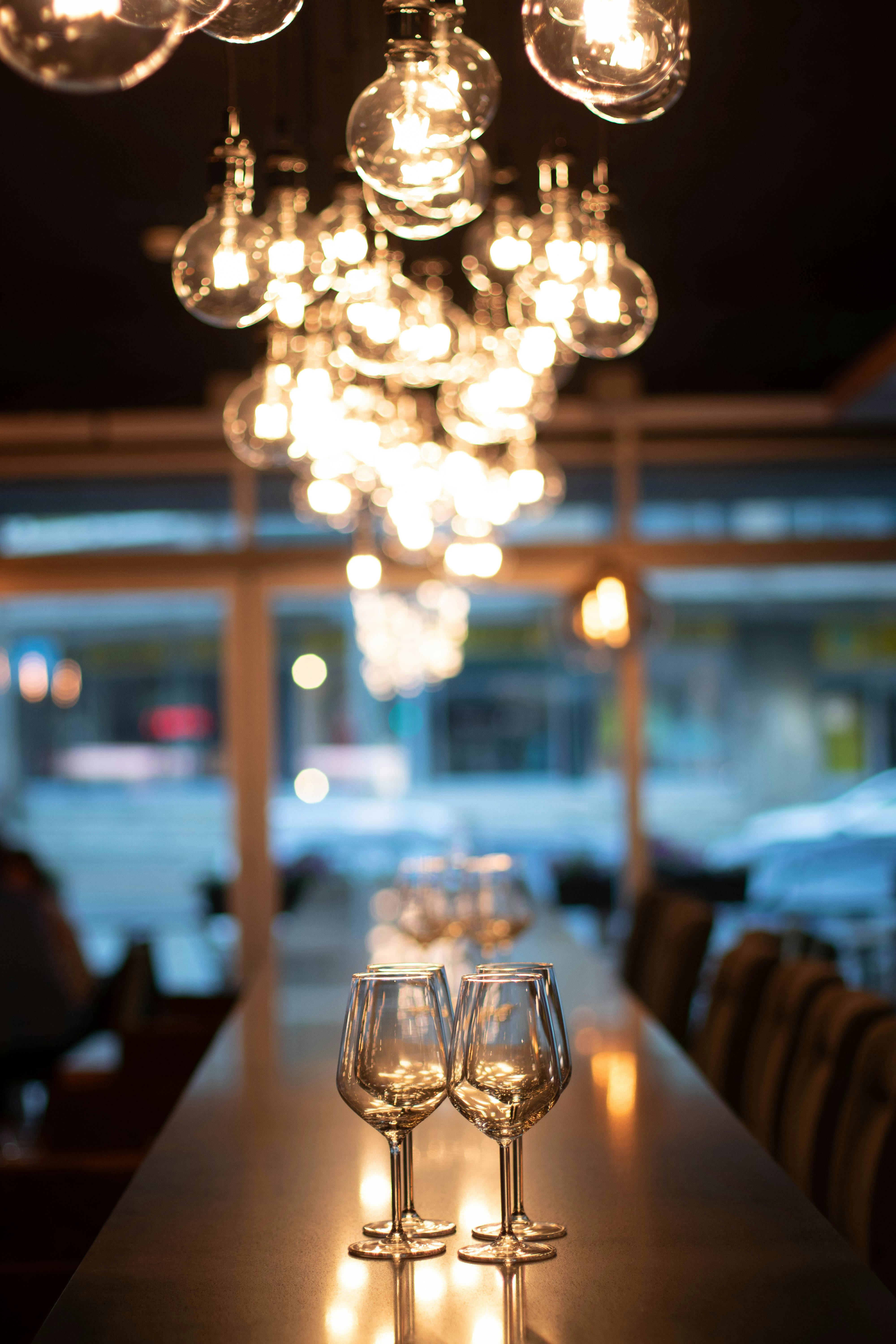 这里配有酒杯和温暖的灯光，环境舒适，是浪漫夜晚的理想选择