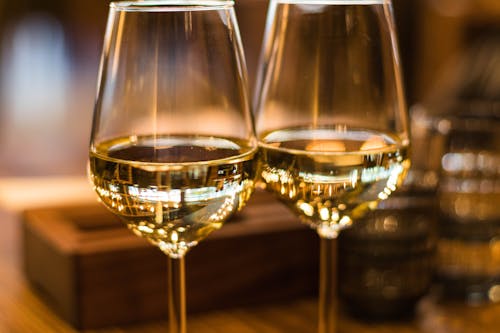 бесплатная Фотография бокалов для вина крупным планом Стоковое фото