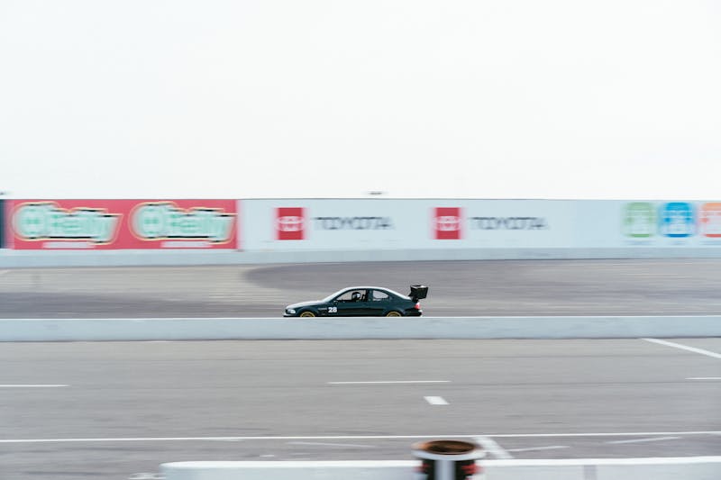 Une voiture de course rapide sur Sonoma Raceway, capturant l'excitation des sports mécaniques