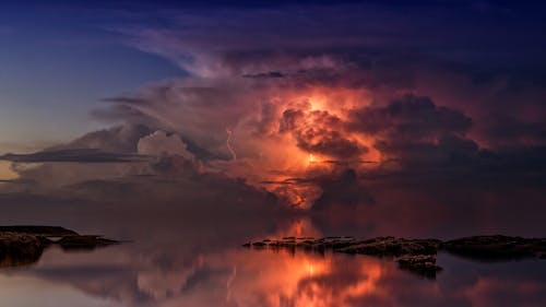 бесплатная Отражение облаков на водоеме Стоковое фото