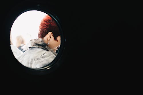 Persona Con El Pelo Rojo Vistiendo Una Parka Gris