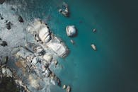 从绿松石水域沿岸的景观中，令人惊叹的岩石出现在空中拍摄的画面里