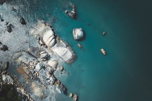 从绿松石水域沿岸的景观中，令人惊叹的岩石出现在空中拍摄的画面里