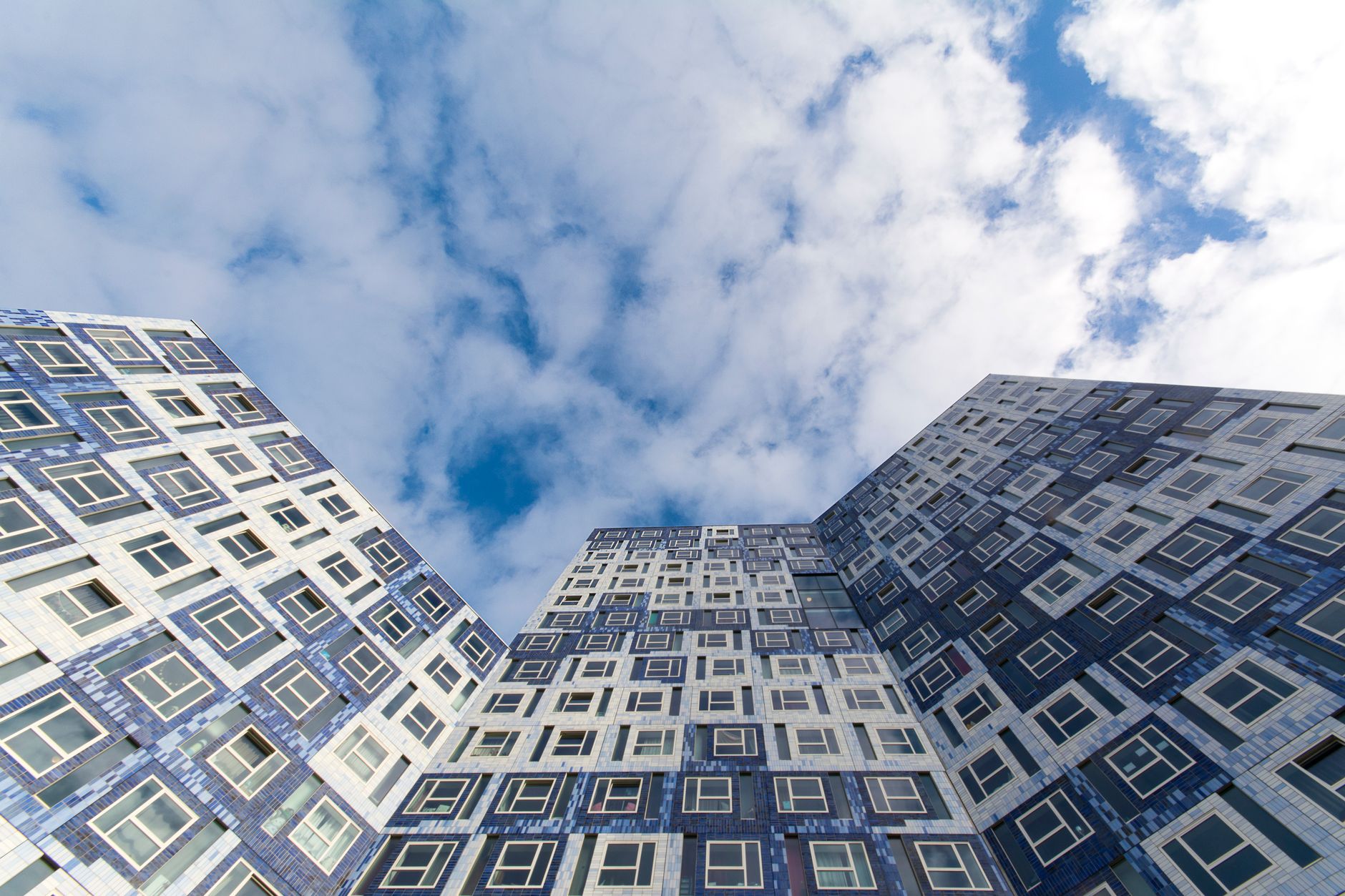 Utrecht'te eğitim ve kariyer olanaklarını temsil eden, üniversite kampüsü ve modern bir çalışma ortamından kesitler.