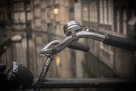 特写镜头捕捉了阿姆斯特丹运河上老式自行车车把的魅力