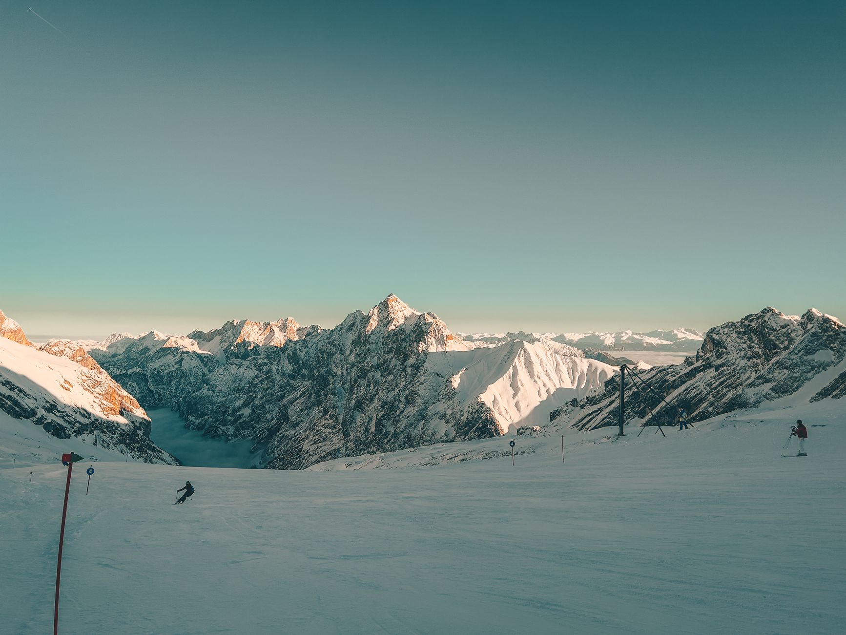 Tirol'de karlı dağlar ve kayak merkezi