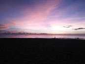 在广阔的海洋上，宁静的日落展现出轮廓和柔和的天空