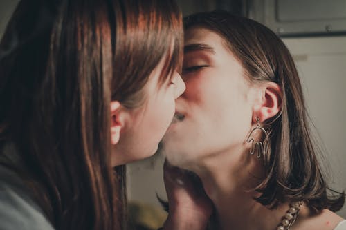 Darmowe zdjęcie z galerii z brunetka, całowanie, intymność