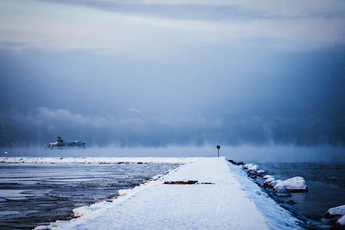 Muelle Blanco Cubierto Por Nieve Blanca