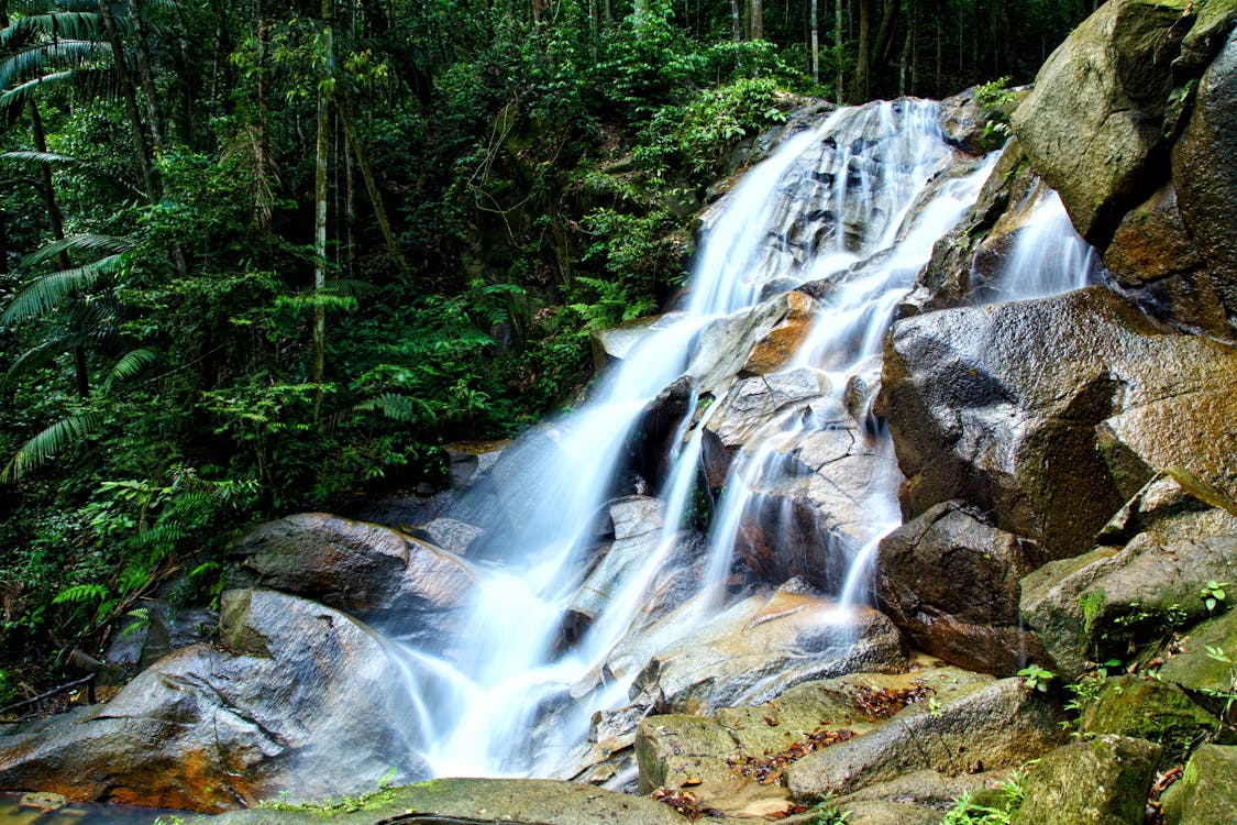 Wasserfälle Mit Braunen Steinen