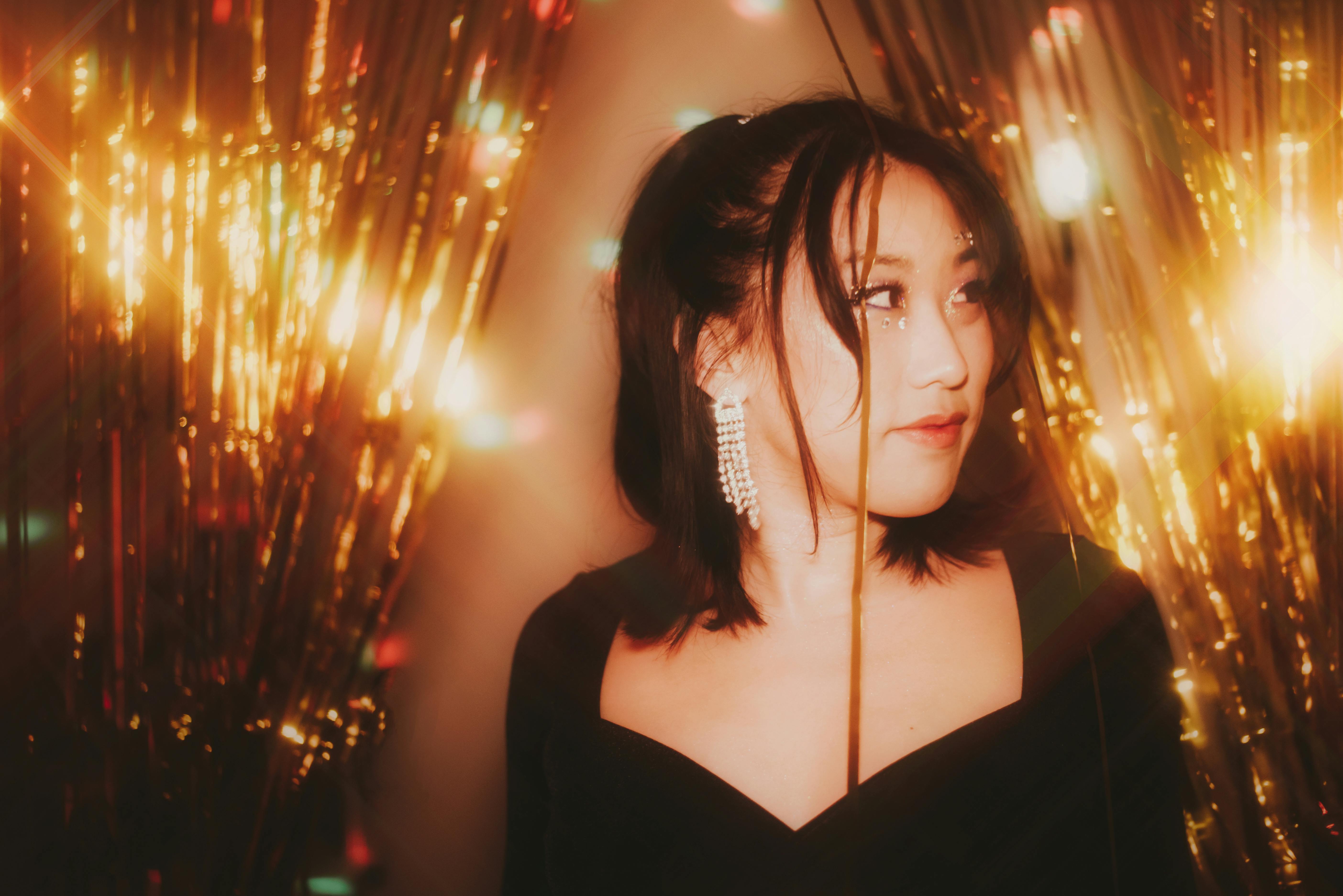 Şık bir ortamda özgüveni, ışıltılı görünümü ve zarafetiyle tüm dikkatleri üzerine çeken, çevresindekileri kendine hayran bırakan göz alıcı bir kadın.