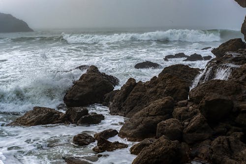 Foto profissional grátis de costa, costa rochosa, mar