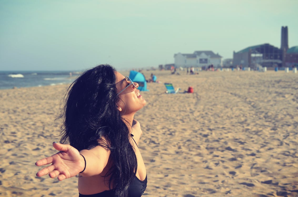 黑色胸罩在海灘上的女人