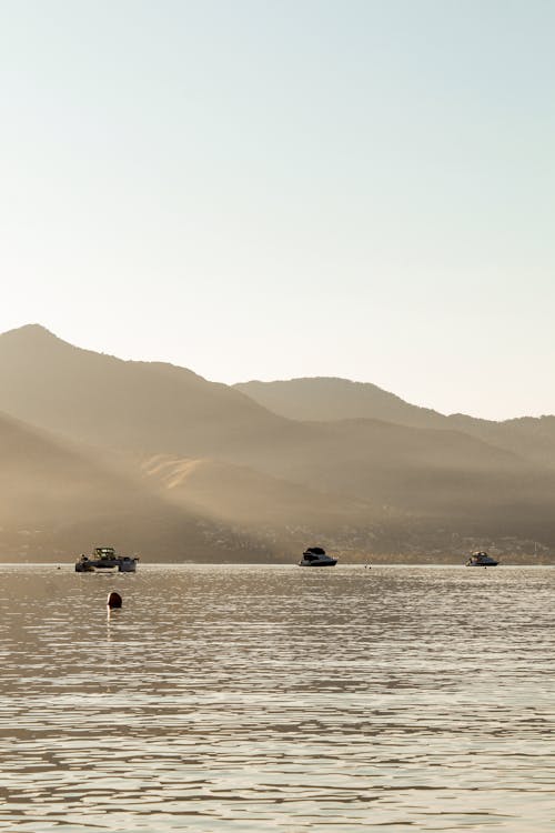 Δωρεάν στοκ φωτογραφιών με βάρκες, βουνά, δύση του ηλίου