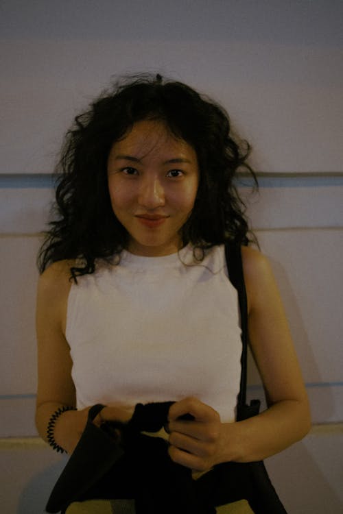 Free Gratis stockfoto met Aziatisch meisje, binnen, binnenshuis Stock Photo