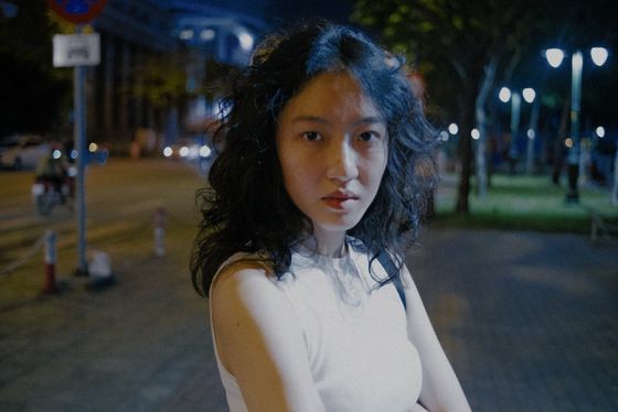 Evening street portrait with soft bokeh, photo by Duong Nhan on Pexels