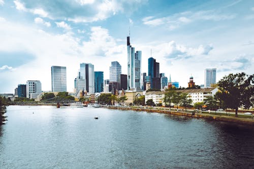 Gratis lagerfoto af arkitektur, blå himmel, by