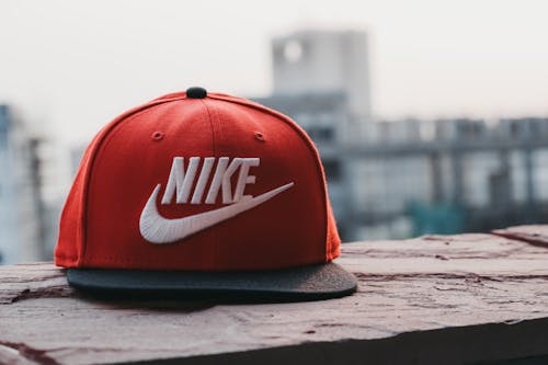 красно черная приталенная кепка Nike