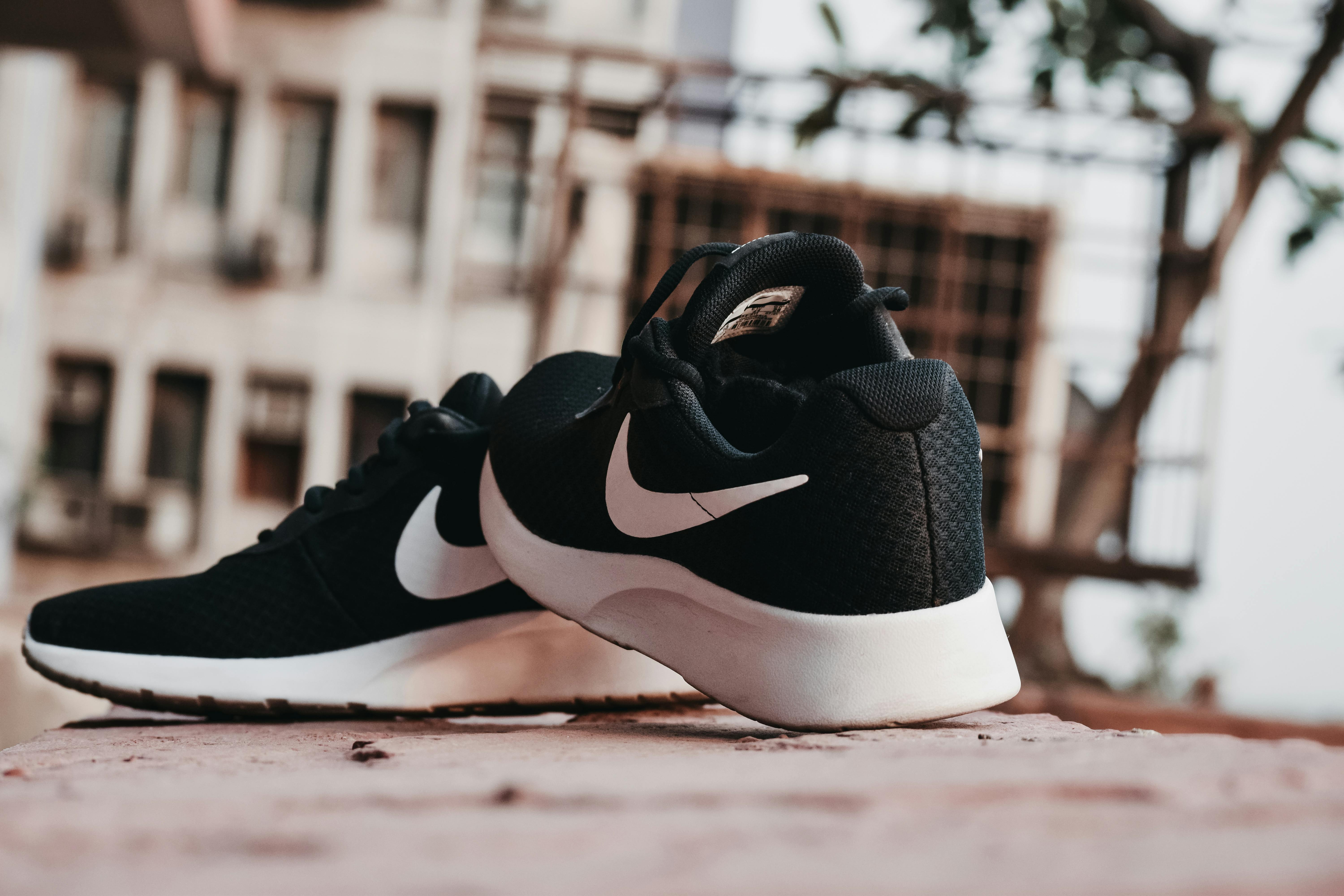 Black and white nike roshe shop run