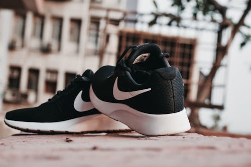 Ücretsiz çift Siyah Beyaz Nike Koşu Ayakkabısı Makro Fotoğrafçılığı Stok Fotoğraflar