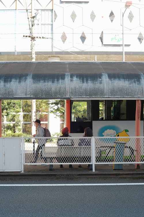 Základová fotografie zdarma na téma autobus, autobusová zastávka, dlažba