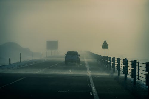 Gratis stockfoto met auto, mistachtig, nevel