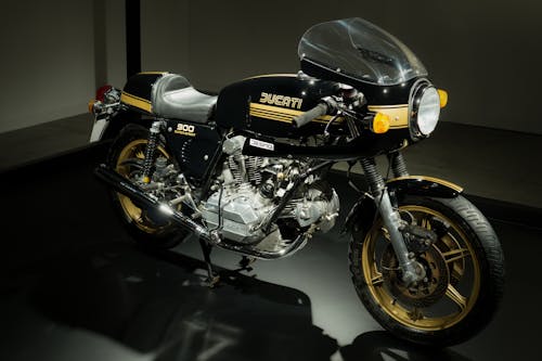бесплатная черный мотоцикл Ducati Cafe Racer Стоковое фото