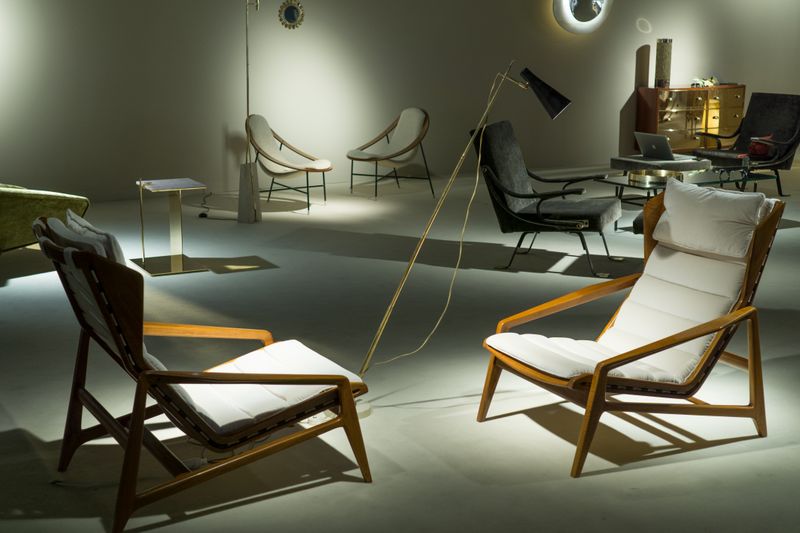 Stylish interior featuring modern chairs and furniture in a contemporary exhibit room.
