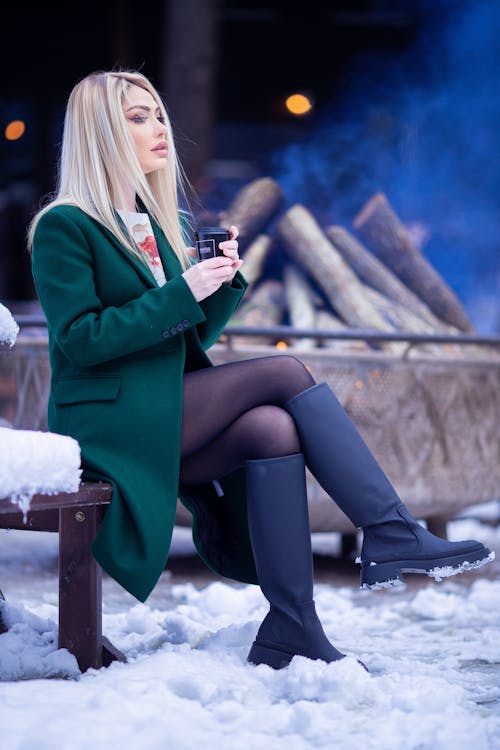 Fotobanka s bezplatnými fotkami na tému blond vlasy, chladný, čierne topánky