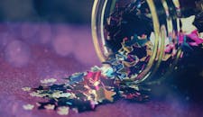 玻璃罐中溢出的彩色星形纸屑，营造出喜庆又艺术的景象