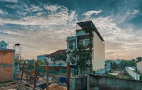 市区建筑工地上空有日落天空作为背景