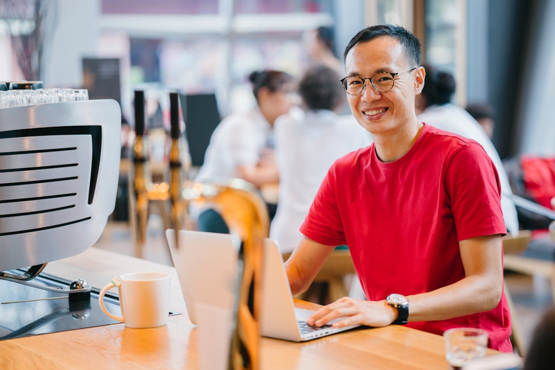 Foto stok gratis baju merah, belum tua, biasa saja