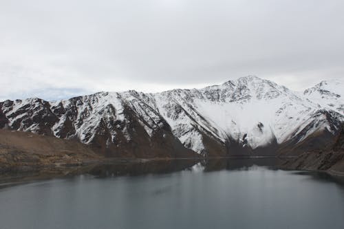 山のそばの湖