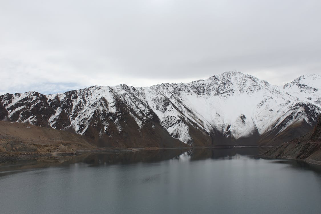 Lago Al Lado De La Montaña