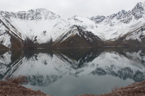 Dağlarla çevrili Göl Manzara Fotoğrafçılığı