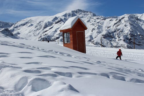 Persoon Doen Sneeuw Ski In De Buurt Van Huis