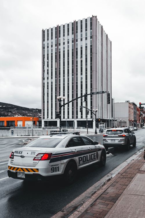 Coche de policía en la vía pública