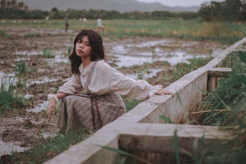 Gratis lagerfoto af asiatisk kvinde, crouching, gård