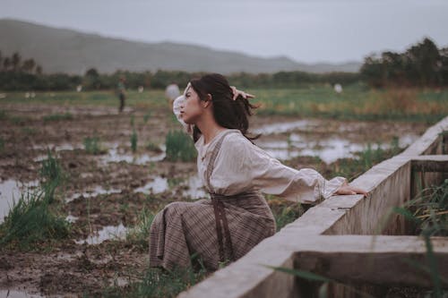 Бесплатное стоковое фото с болотистая местность, женщина, молодой