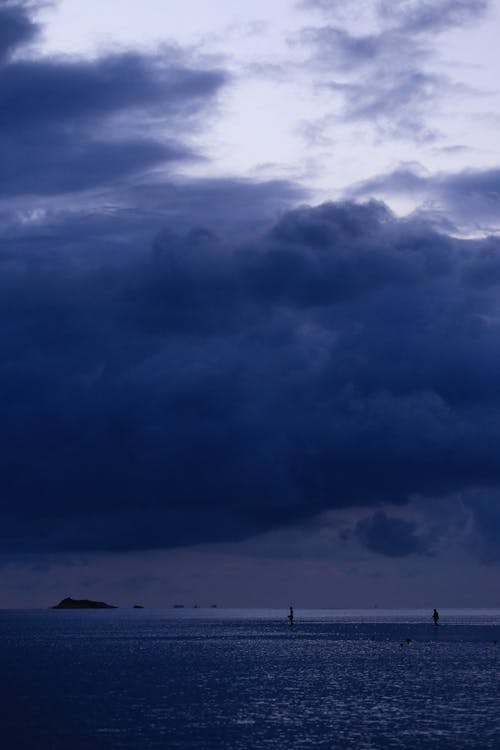 Бесплатное стоковое фото с берег моря, вертикальный выстрел, грозовые тучи