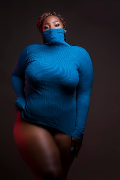 Mulher Em Blusa De Gola Alta Azul