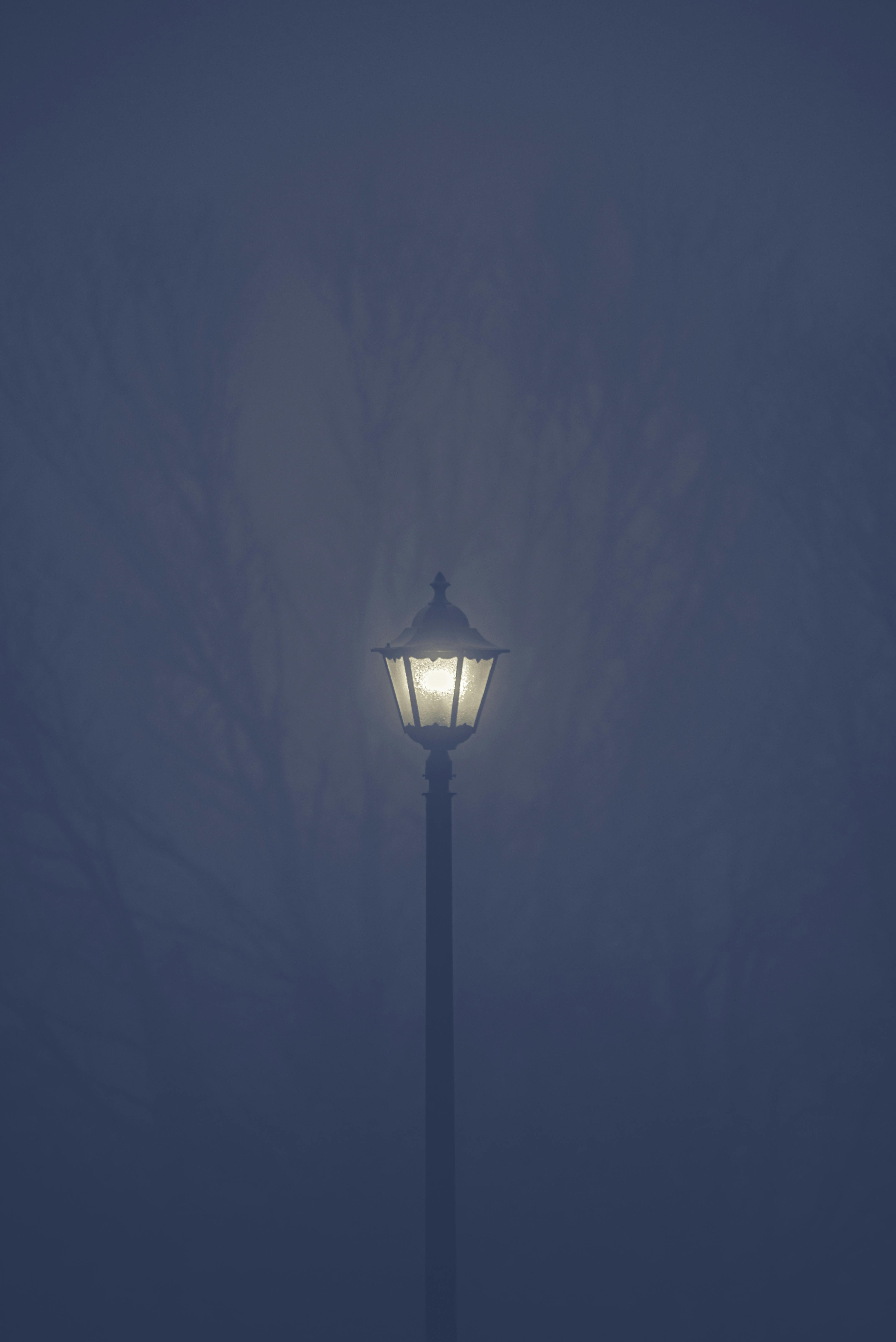 Humo ansiedad Desventaja Lighted Street Lamp Post during Night Time · Free Stock Photo